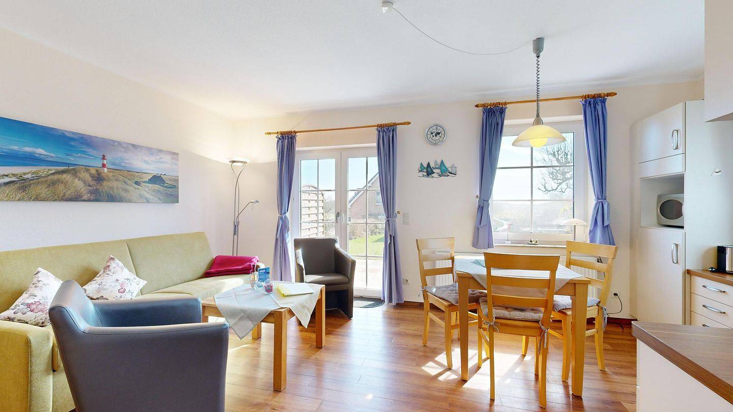 Ganze Wohnung, Traumhaftes Reetdachhaus in ruhiger Lage, Terrasse und mit großem Garten in Lancken-Granitz, Rügen