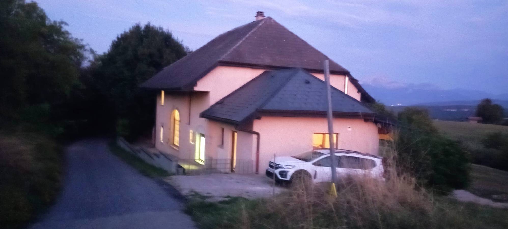 Villa 'Le Paradis' with Mountain View, Private Terrace and Private Garden in Sillingy, Annecy region