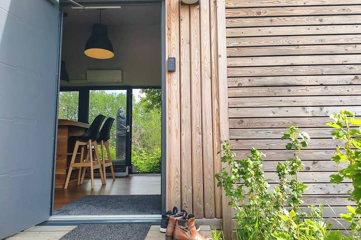 Großes Tiny House zwischen Naturteichen: Kamin, Terrasse, Grill & Badeteich in Großharthau, Oberlausitz-Niederschlesien