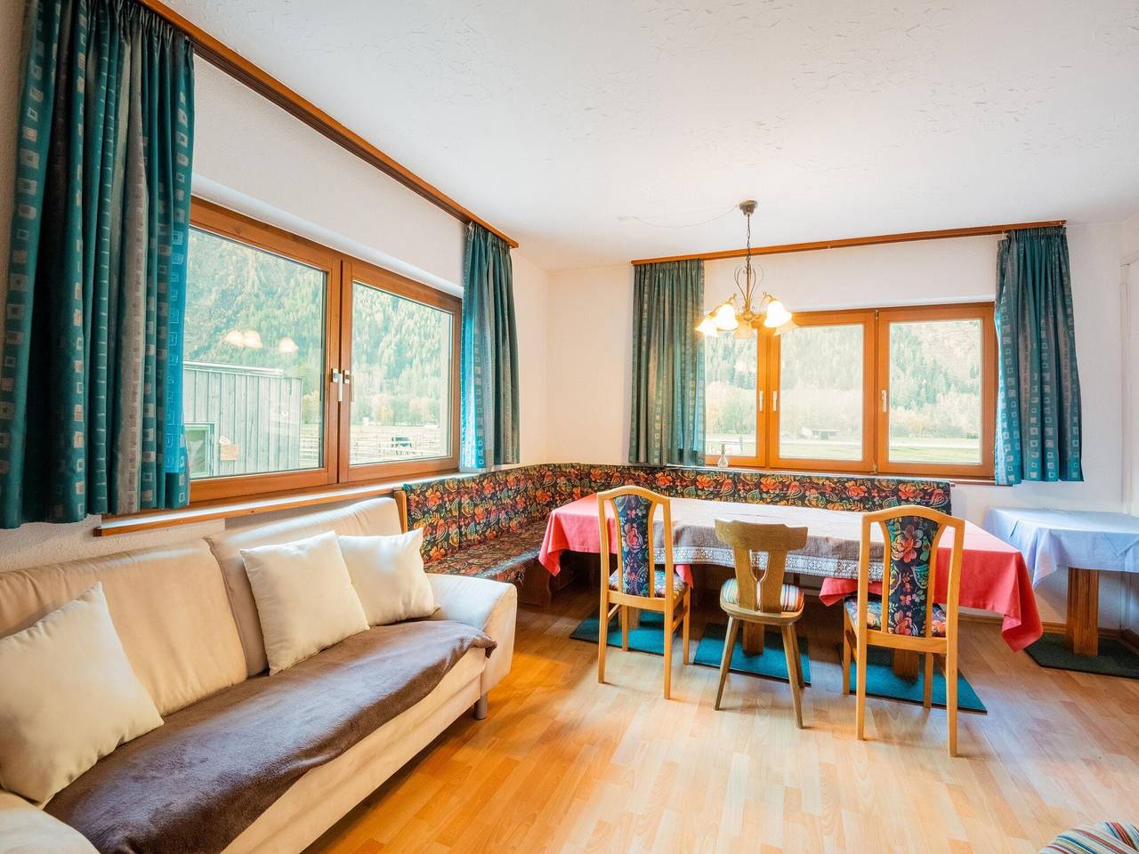 Bauernhaus im Ötztal nahe Skigebiet in Huben, Längenfeld