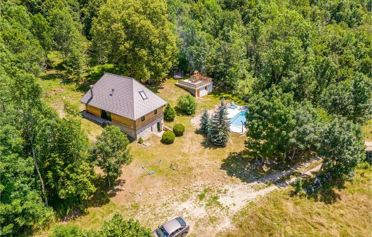 Geräumige 2-Zimmer-Wohnung mit Pool, Terrasse und WLAN in Lika-Senj