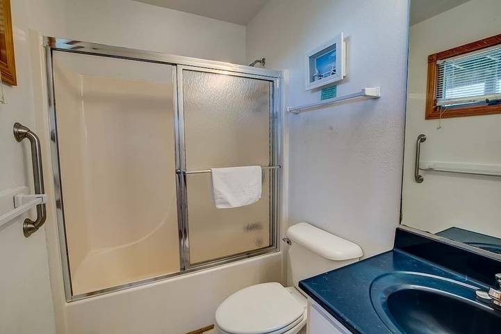 Vacation rental for 16 people, with yard and pool as well as hot tub and balcony, with pets in Duck (NC)