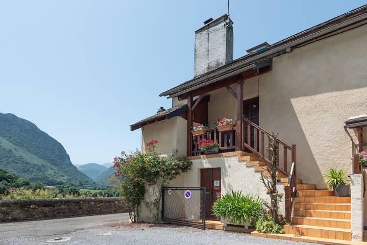 Entire apartment, Bellevue Accous Apartment with Mountain Views, Private Terrace and Wi-Fi in Accous, Béarn
