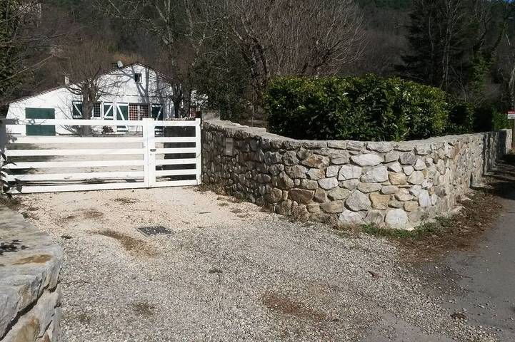 Location de vacances pour 5 personnes, avec jacuzzi et jardin à Chambon (Gard)