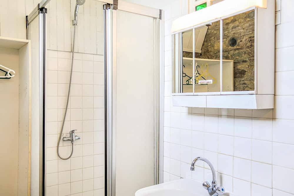 Gorgeous home in Quettehou with Wifi in Quettehou, Cherbourg region