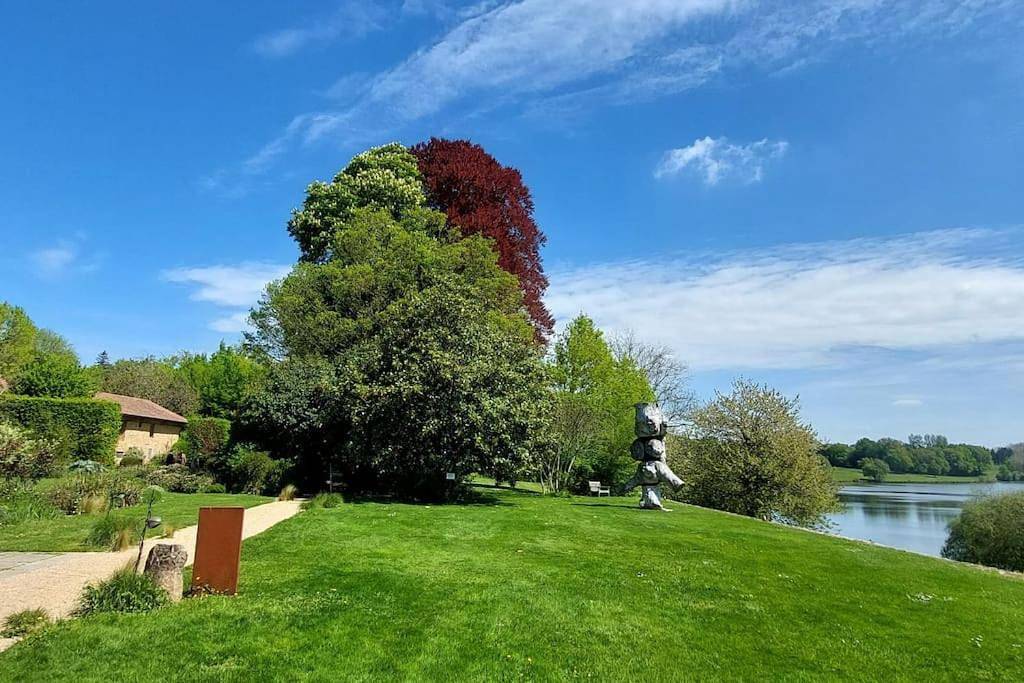 Pretty cottage near lakes, golf, restaurants, Angoulême area in Lésignac-Durand, Charente