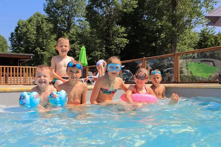 Camping pour 4 personnes, avec piscine, animaux acceptés dans Région de Besse-et-Saint-Anastaise - 4