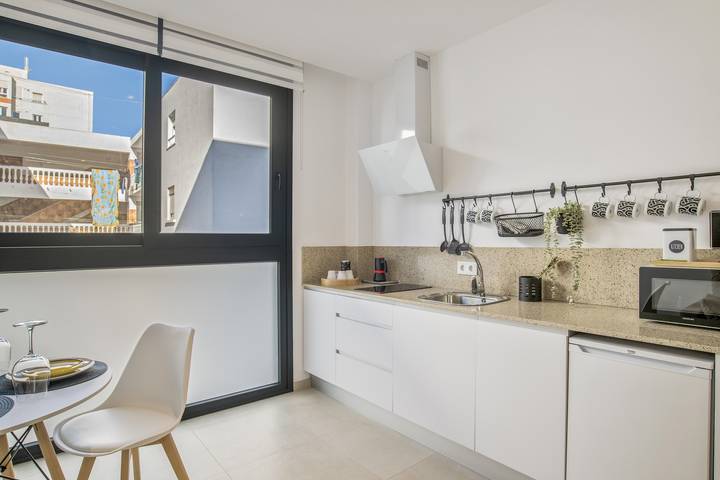 Comfortable "Black&White" Studio, Excellent Location – Perfect for Couples in Playa de Los Lances, Tarifa