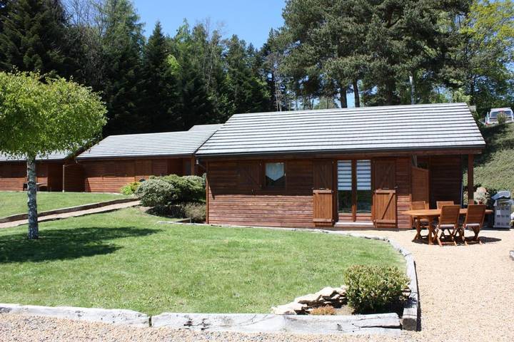 Location de vacances pour 5 personnes, avec Terrasse et Jardin ainsi que Piscine et Vue sur le lac à Aydat