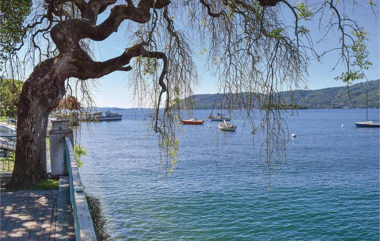 Ganze Ferienwohnung, Appartement mit Seeblick, Terrasse und Pool - 2 km zum Lago Maggiore in Agra, Lago Maggiore (Lombardei)