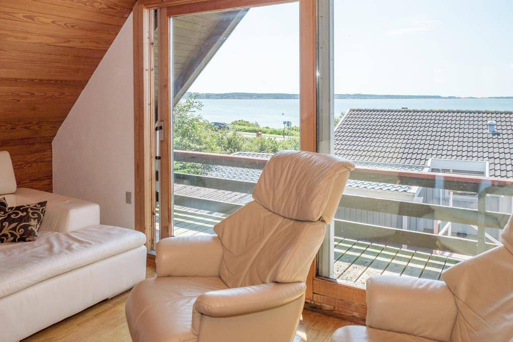 Renoviertes Ferienhaus im traditionellen Stil mit Panoramablick über die Ebeltoft Bucht in Egsmark Strand, Süddjursland