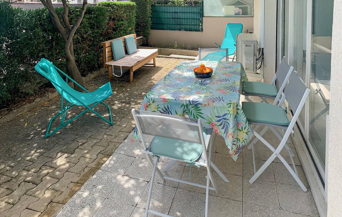 Entire holiday apartment, Beachside Terrace Apartment with Kitchen & Internet in Le Cannet, Cannes region