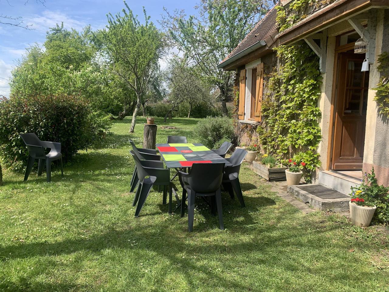 Renovated old house with garden, ideal for family or friends in La Nocle-Maulaix, Nièvre