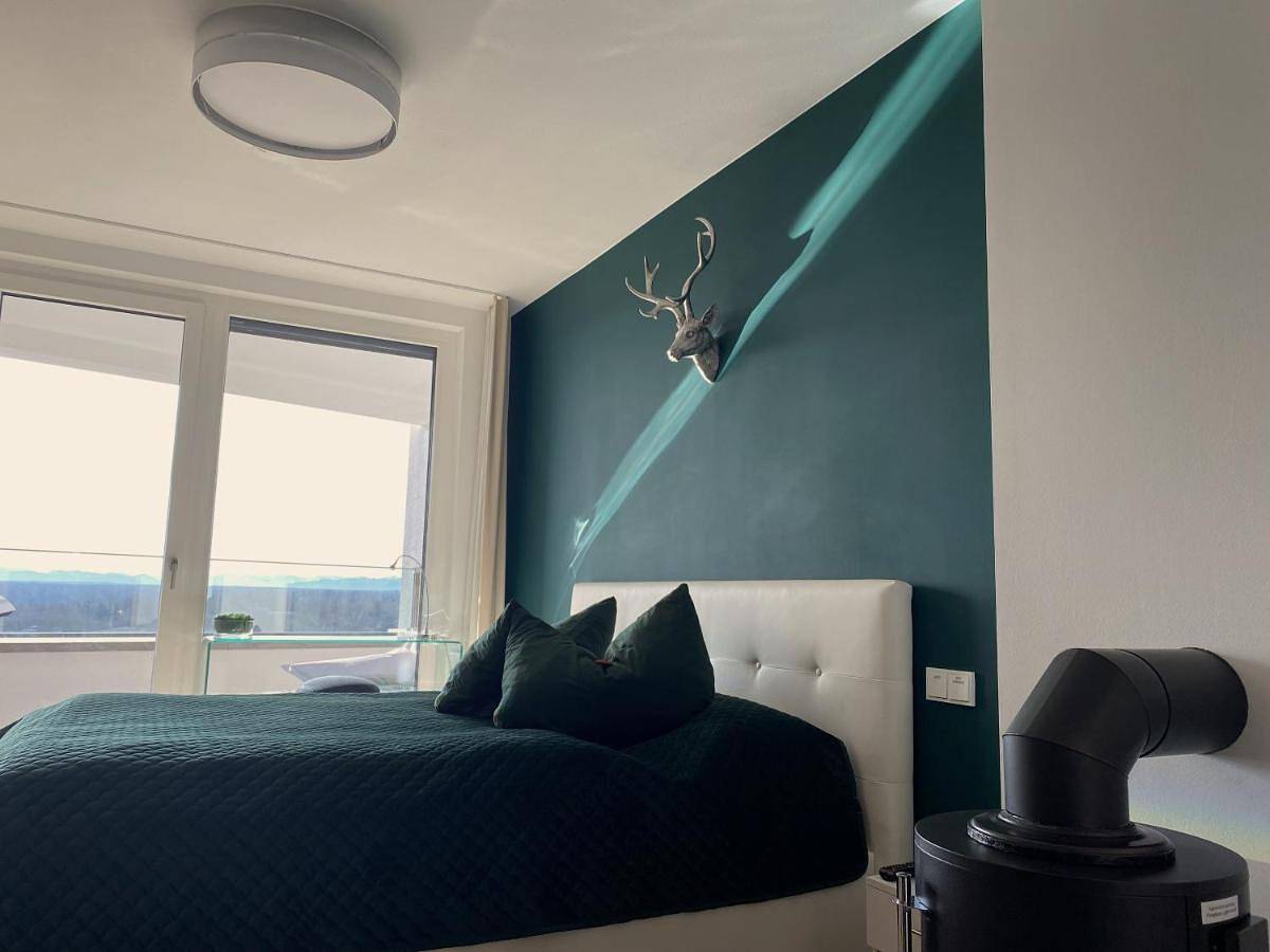Ganze Ferienwohnung, Alpen-Panorama Suite - Einzigartige Privatsuite hoch über München, 12tes Og, Alpenblick, Loggia, Whirlpool, 15 Minuten zum Zentrum, Ruhe und Erholung in der Stadt München für privat und geschäftlich Reisende in München Thalkirchen, München