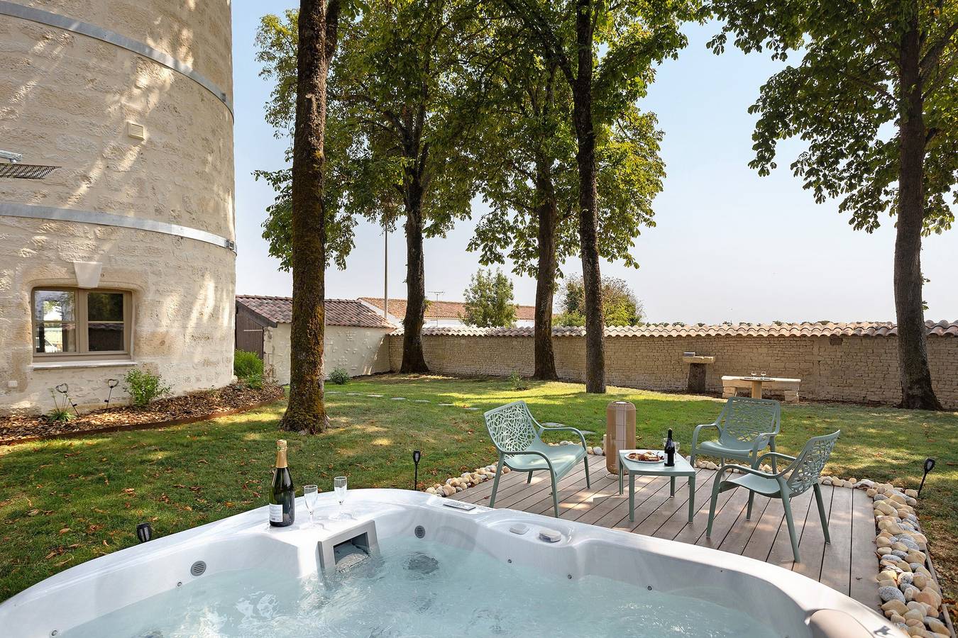 Le Moulin des Chouettes – Jacuzzi in a Unique Setting in La Jarrie, La Rochelle region