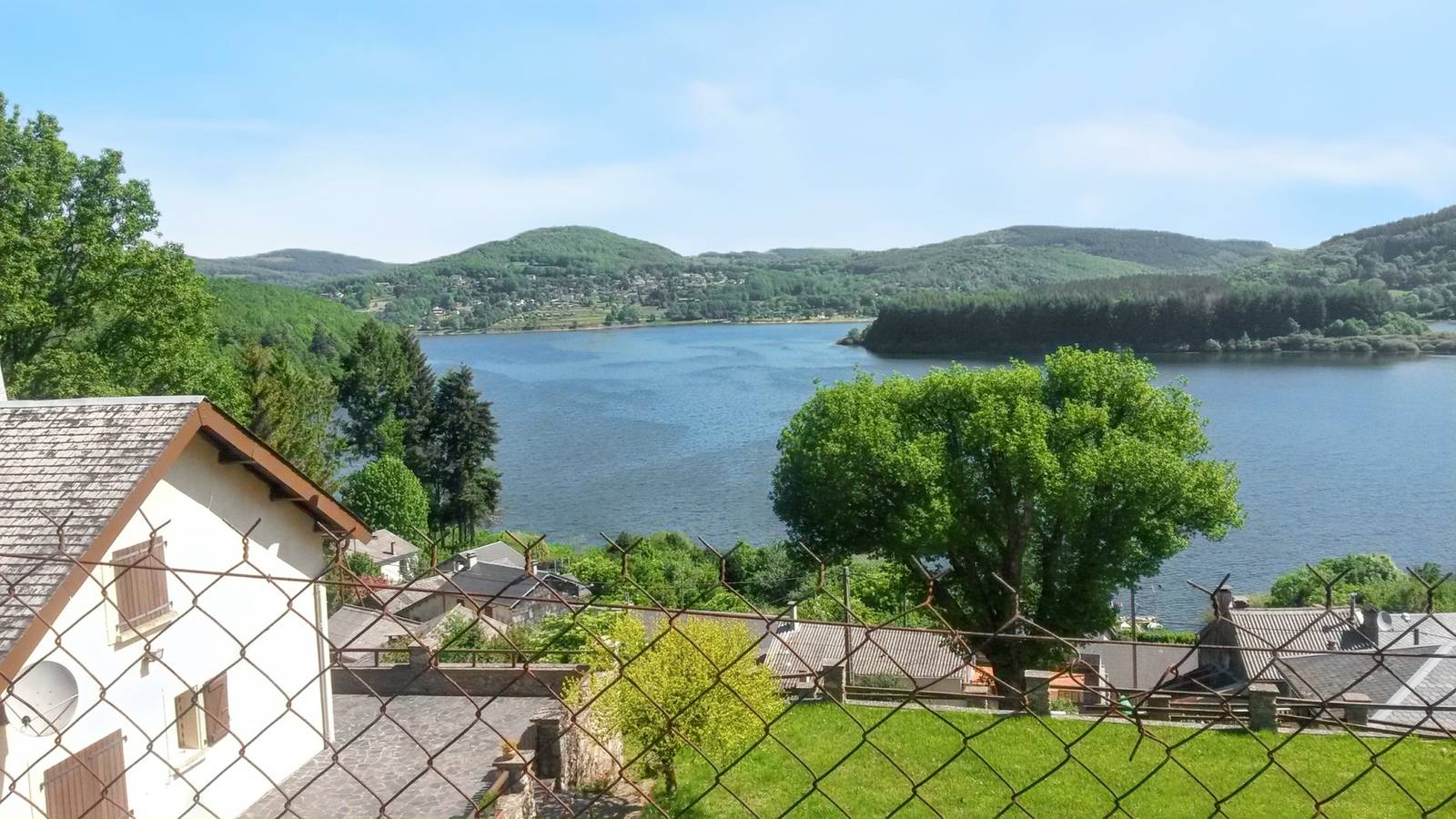 Casa acogedora en Nages con vistas al lago y a la montaña in Lago de Laouzas, Nages