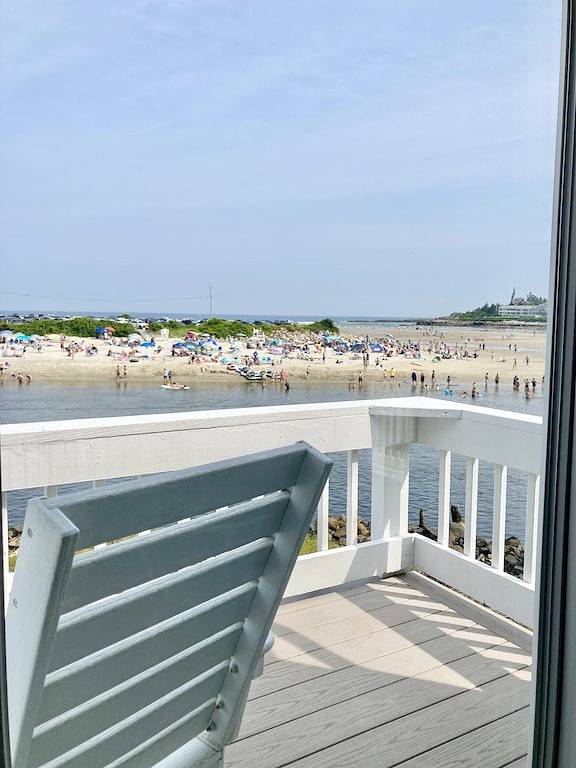 Ganze Wohnung, Ogunquit ocean front 1Br/1Ba with deck, short walk to beach + center of town in Ogunquit, York County