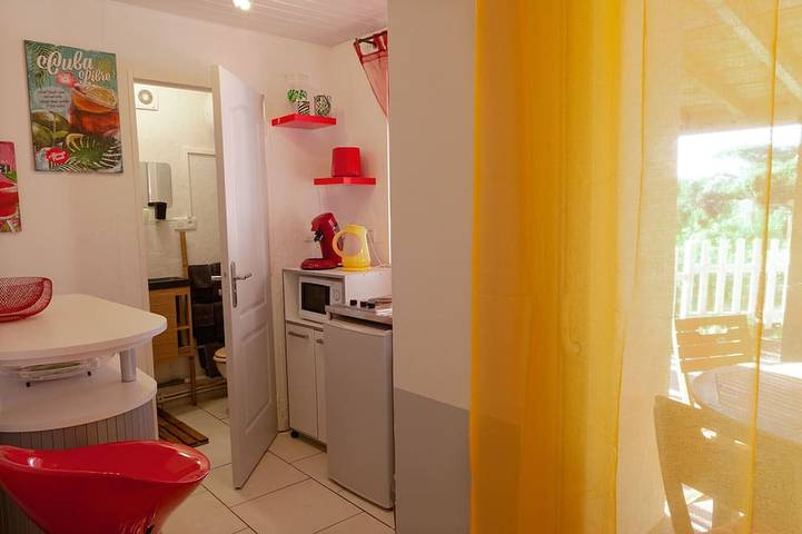 Appartement entier, Le Cousteline - Maisonnette 20m2  Climatisée Vue mer Terrasse in Hyeres, Parc national de Port-Cros
