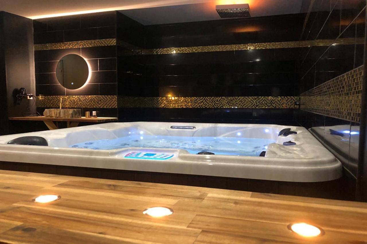 King Suite with Spa Bath in Valenciennes, Région de Valenciennes