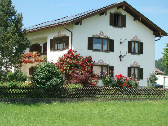 Ferienwohnung für 6 Personen, mit Balkon und Terrasse sowie Garten in Samerberg