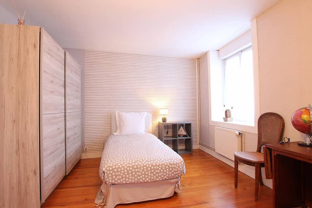 Charmante maison rénovée avec 2 chambres, à 3 km de la mer, proche commerces, parking, wifi. in Les Pieux, Côte de la Déroute