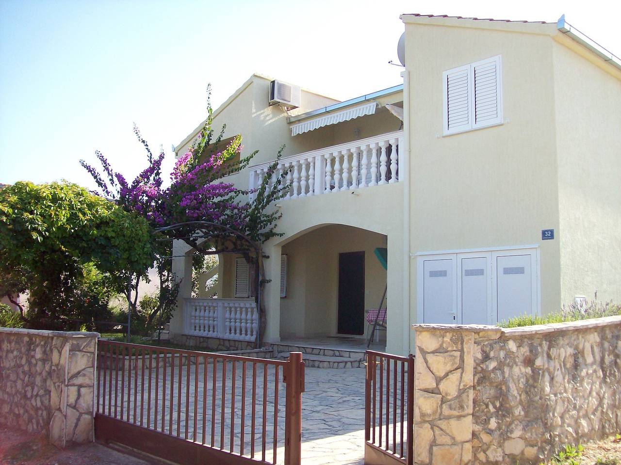 Cijeli apartman, Jednosobni apartman s terasom i pogledom na more Sevid, Trogir A-11505-b in Sevid, Splitsko-dalmatinska županija