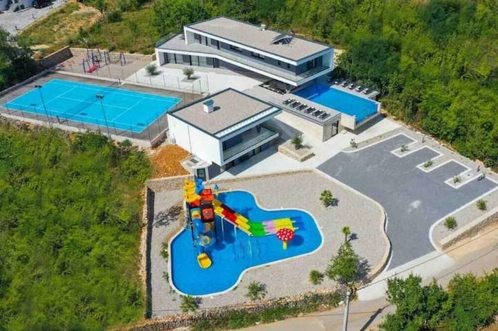 Ferienhaus für 16 Personen, mit Balkon und Whirlpool sowie Garten und Sauna