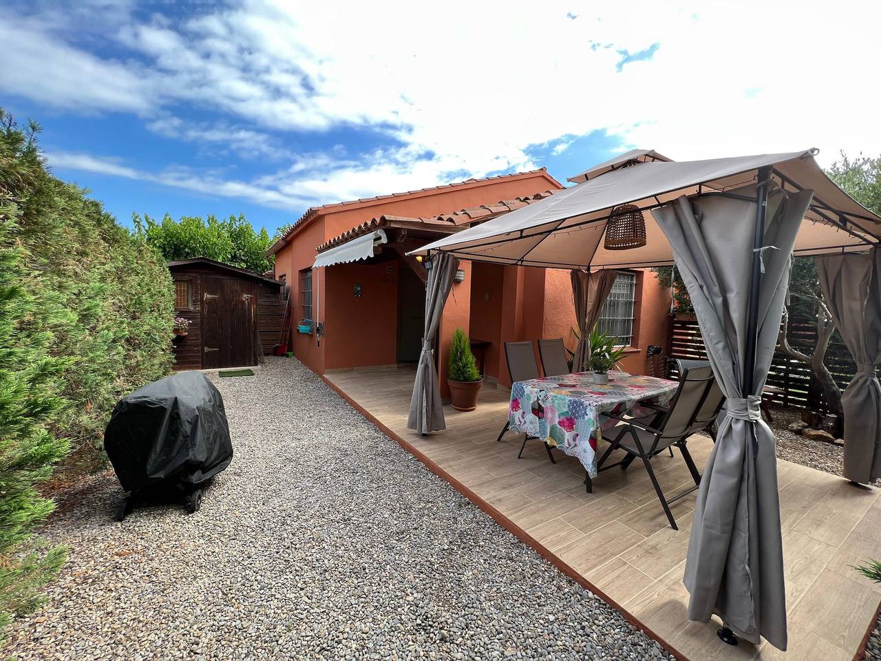 Villa con Jardín y Piscina a 10 Minutos de la Playa en Torroella de Montgrí in Mas Pinell, Torroella de Montgrí