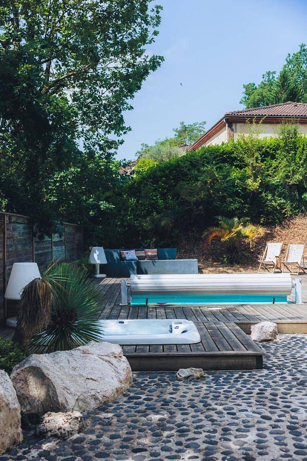 Gîte pour 2 personnes, avec Jacuzzi et Terrasse ainsi que Piscine et Vue à Passage - 2