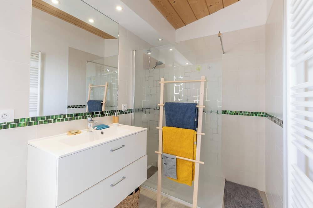 Gîte nature tout confort  avec piscine, idéal pour 2 personnes, Ok animaux in Salazac, Région de Nîmes