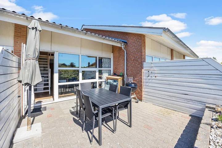 Ferienhaus mit Meerblick für 4 Personen, mit Balkon/Terrasse und Sauna sowie Terrasse und Pool in Vejers Strand - 2