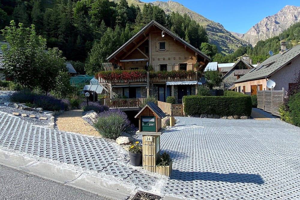 Entire apartment, 3 *, spacious cottage, on the ground floor of the chalet with superb view of the Réallon valley, in Réallon, Écrins National Park
