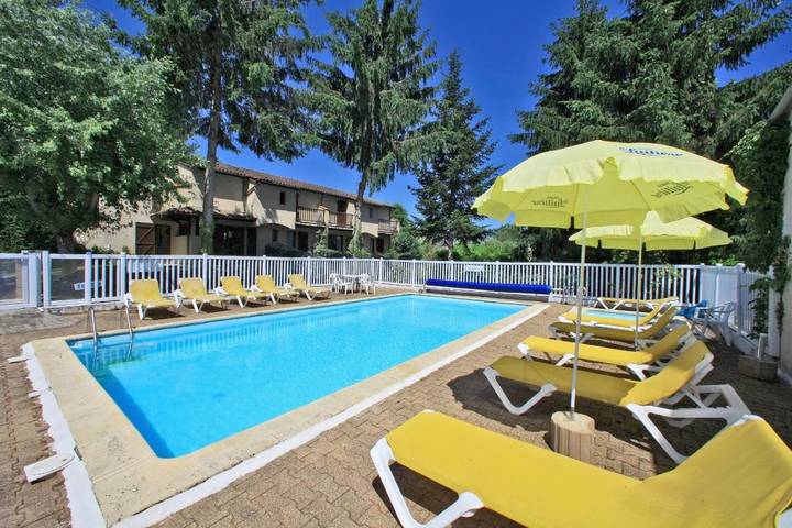 Hôtel pour 2 personnes, avec jardin ainsi que piscine et terrasse à Pradines - 2