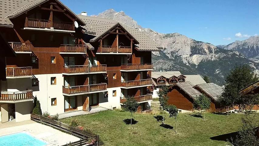 Chalet pour 8 personnes, avec piscine ainsi que balcon et vue