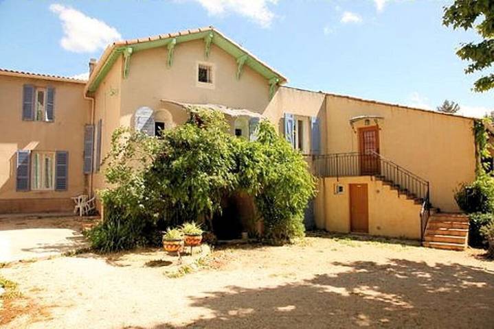 Gîte pour 6 personnes, avec terrasse ainsi que jardin et piscine