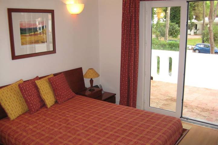 Luxusvilla mit großem Garten und Pool, direkt am Golfplatz und in Strandnähe in Vilamoura, Quarteira