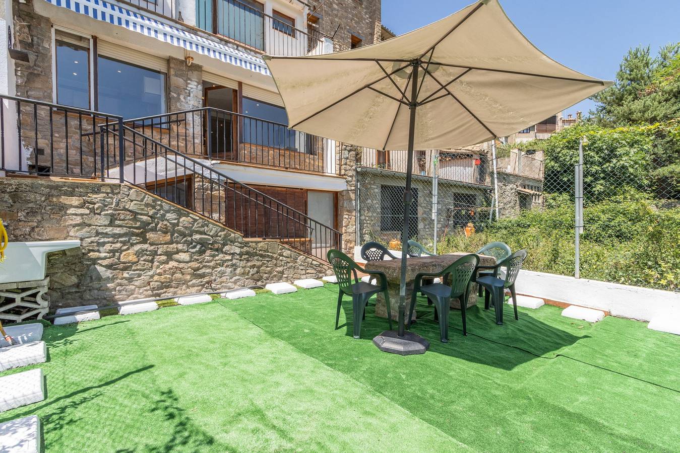 Appartement entier, Appartement 'Cal Confianza' avec vue sur les montagnes, jardin privé et Wi-Fi in Borredà, Pyrénées catalanes