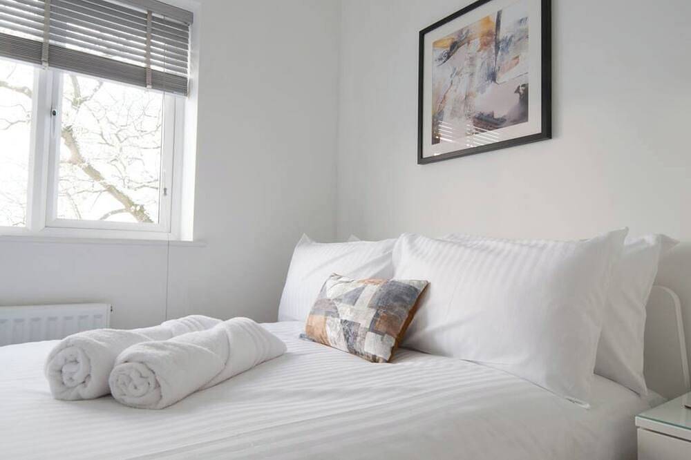 Entire property with 4 bedrooms in the Peak District - Lysander House in Ashbourne, Derbyshire