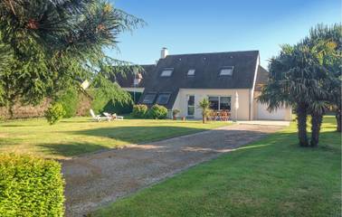 Gîte pour 8 personnes, avec terrasse et jardin à Quettehou