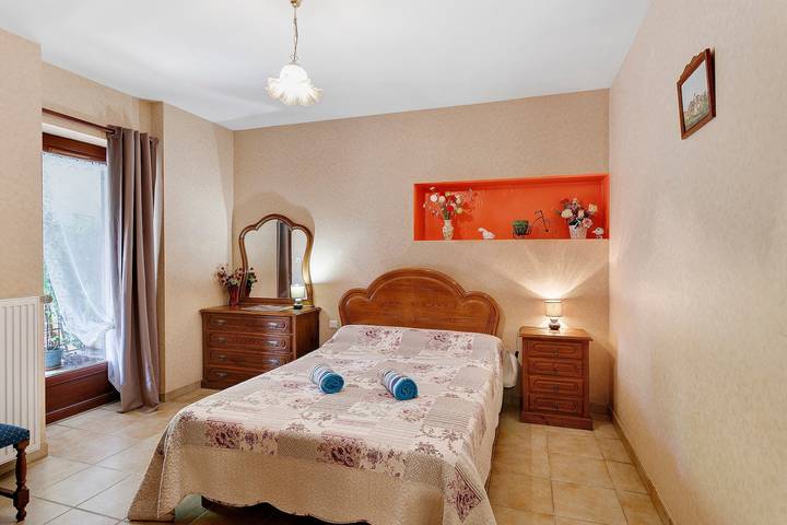 Guesthouse "Du Château Vieux" with Shared Terrace and Wi-Fi in Milhac, Quercy