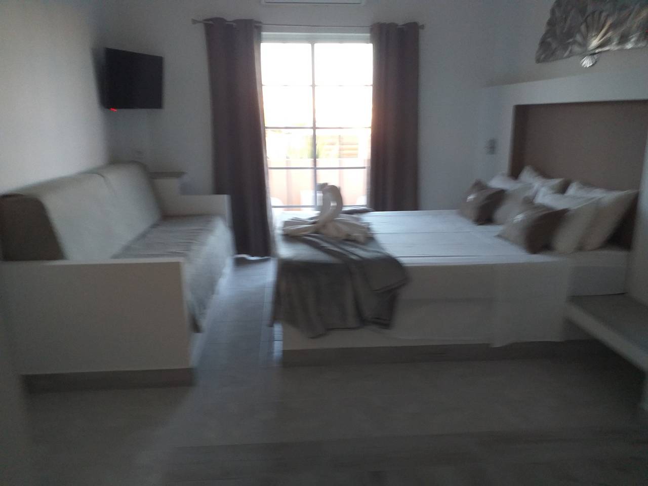 Zimmer 'South Side Guesthouse - Quarto I' mit Gemeinschaftspool, Wlan und Klimaanlage in Quelfes, Parque Natural da Ria Formosa