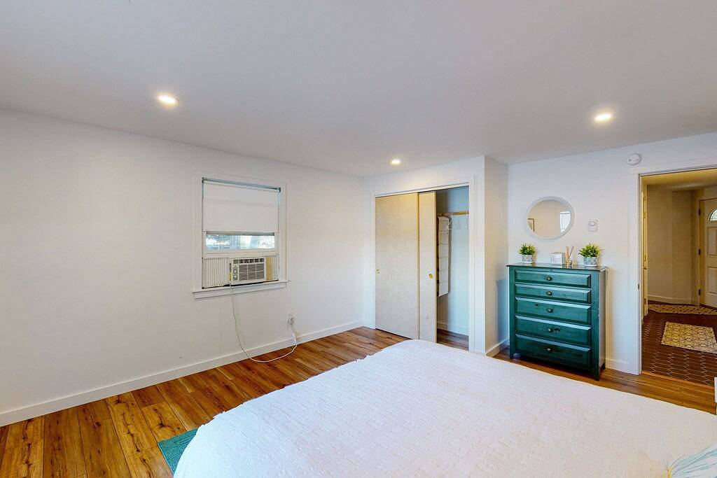 Pet Friendly waterfront house on Lake Winnipesaukee sleeps 6 in Moultonborough, Lake Winnipesaukee