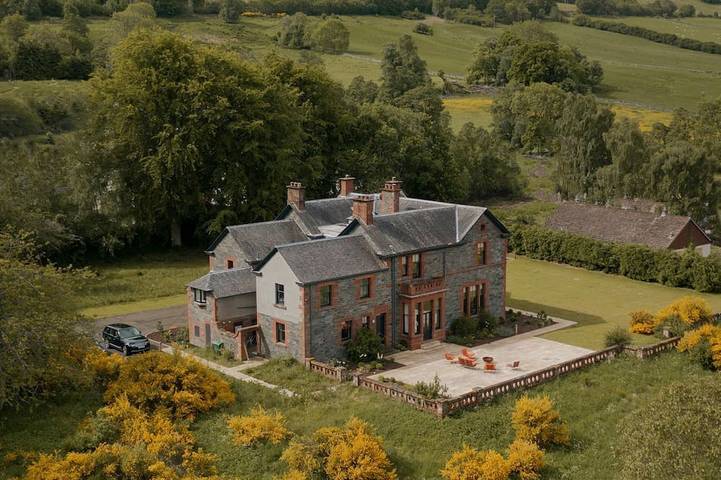 Glamping for 18 people, with garden and hot tub, with pets in Perthshire