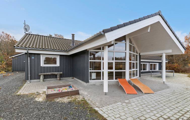 Ferieudlejning for 11 personer, med Terrasse og Jacuzzi samt Sauna i Fjellerup Strand