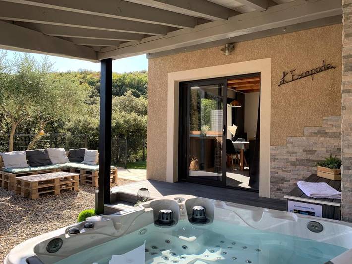 Location de vacances pour 2 personnes, avec Jacuzzi et Terrasse ainsi que Jardin et Piscine à Laval-Pradel