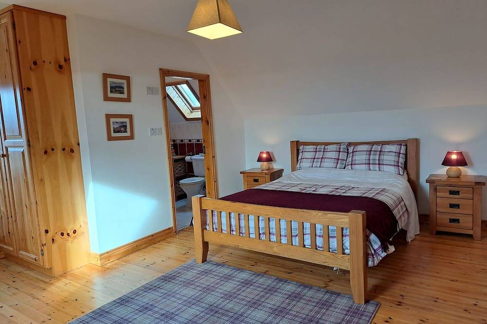 Luxury Connemara Cottage With Panoramic Views Of The Sea And Mountains in Connemara