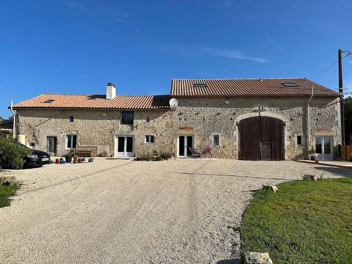 Location de vacances pour 5 personnes, avec Terrasse ainsi que Jardin et Piscine à Londigny