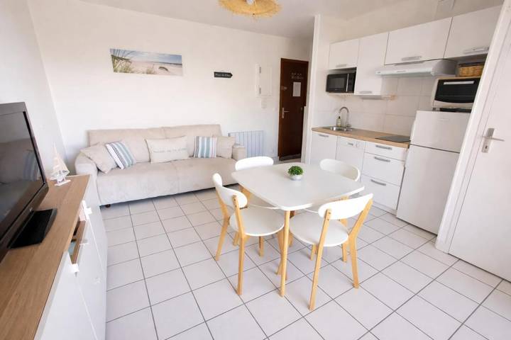 Gîte pour 4 personnes, avec terrasse dans Plage du Chay - 3