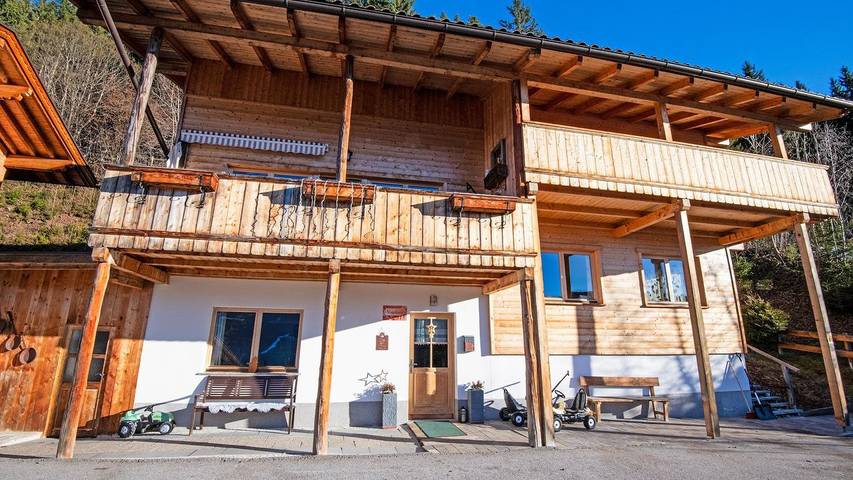 Ferienhaus für 10 Personen, mit Balkon und Pool im Zillertal