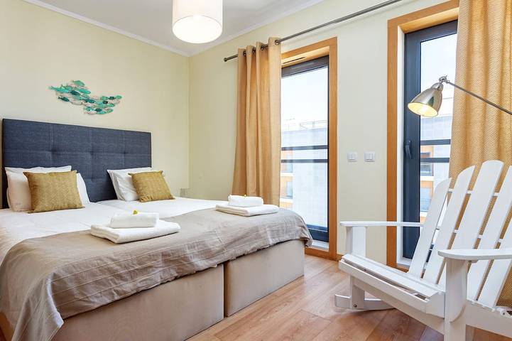Ganze Wohnung, Luxus 2-Zimmer-Wohnung mit Ria-Blick & Dachpool, Village Marina, Olhão in Olhão, Parque Natural da Ria Formosa
